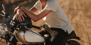 バイクに乗る男性の画像